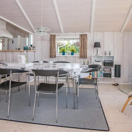 Сasa de vacaciones Three-bedroom In Bjert 2