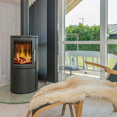 Three-bedroom In Bjert 2